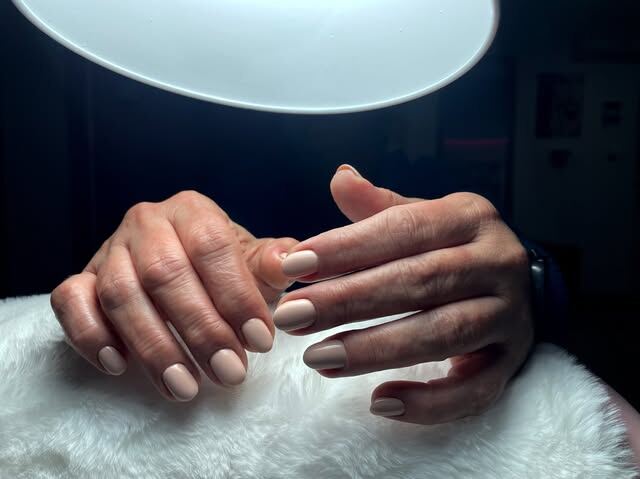 Nude és taupe árnyalatú rövid körmök – Kinga Nails saját munkája