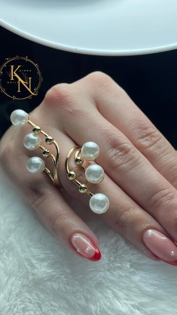 Nude körmök piros mikrofrancia véggel – Kinga Nails saját munkája