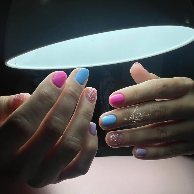 Pink, kék és lila körmök csillámos részletekkel – Kinga Nails saját munkája