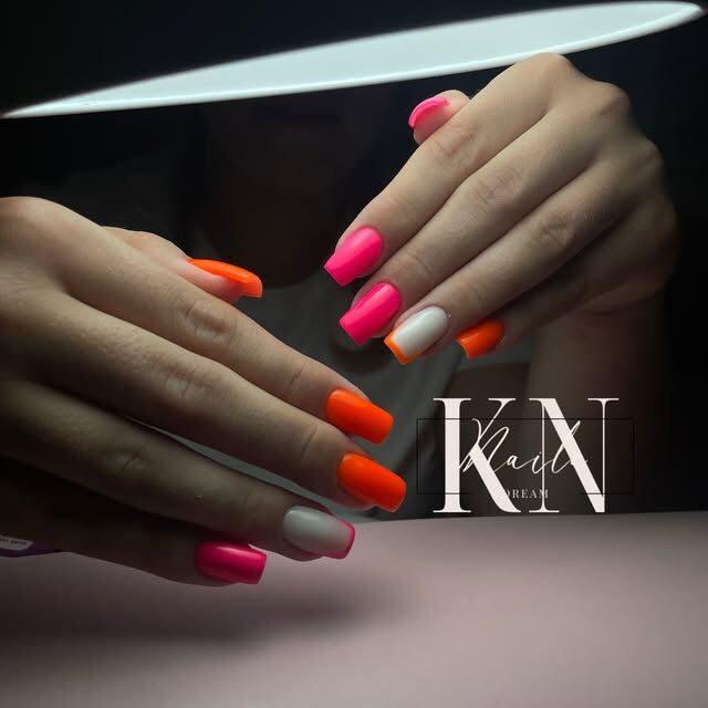 Neon narancs, pink és fehér körömszett – Kinga Nails saját munkája