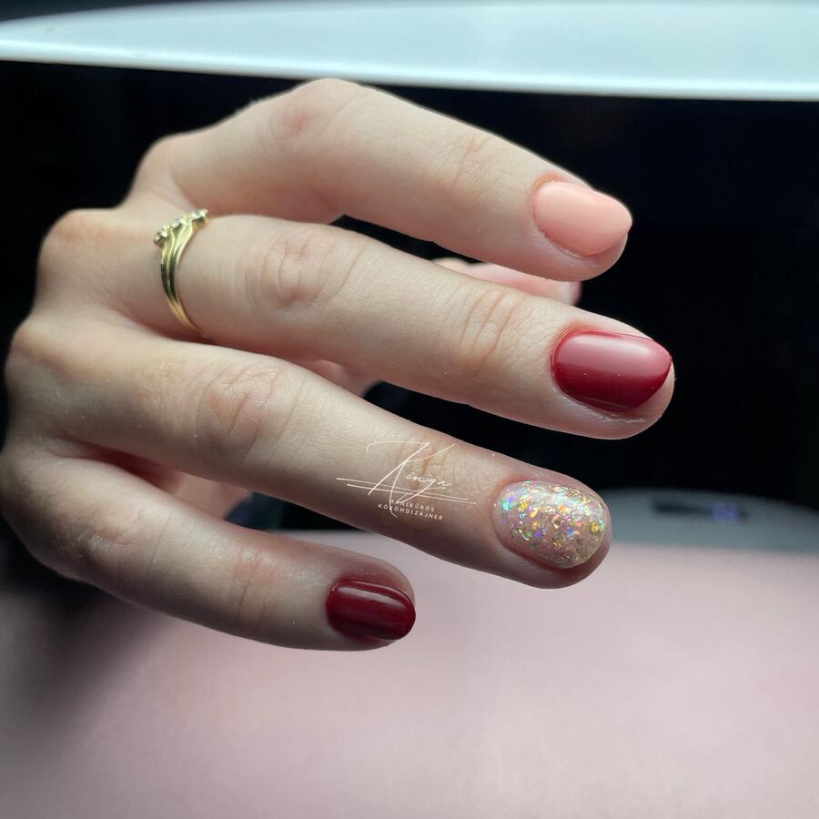 Short deep-burgundy nails with a glitter accent — an original Kinga Nails design