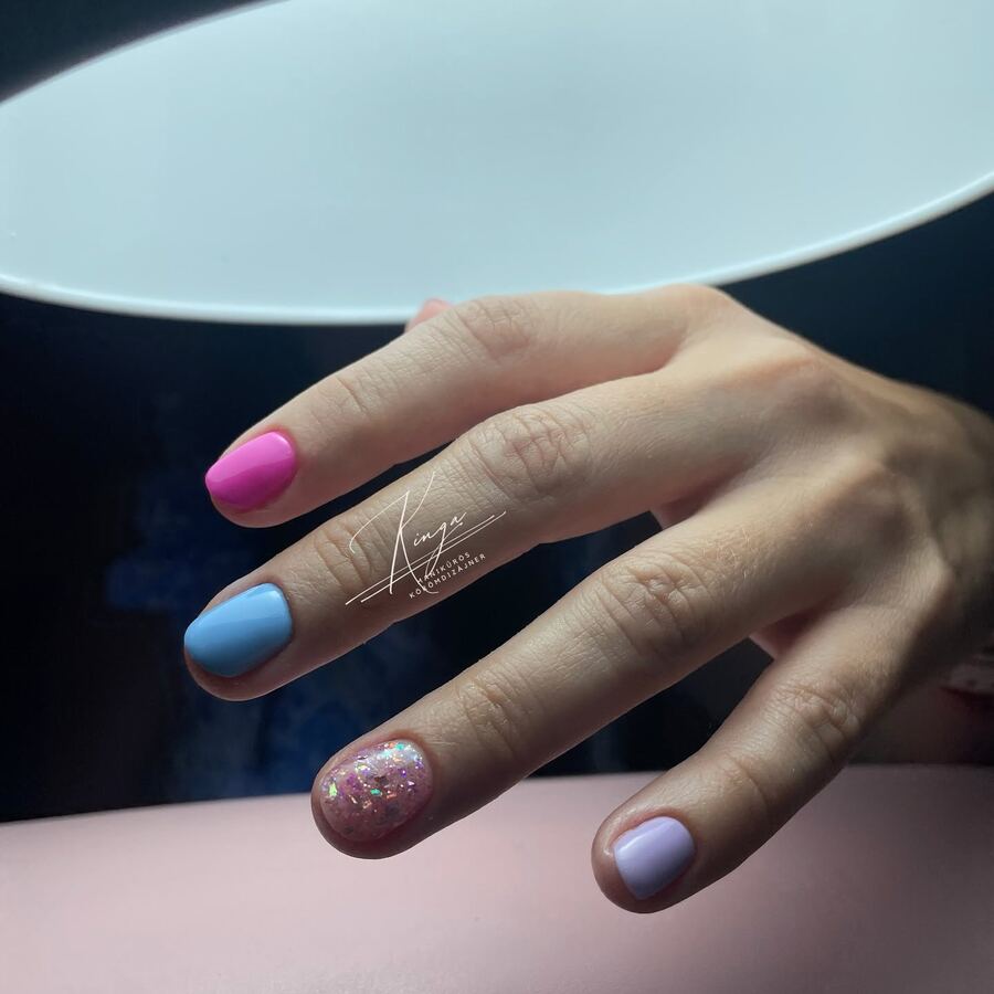 Pasztell pink, kék és lila körmök csillámos díszítéssel – Kinga Nails saját munkája