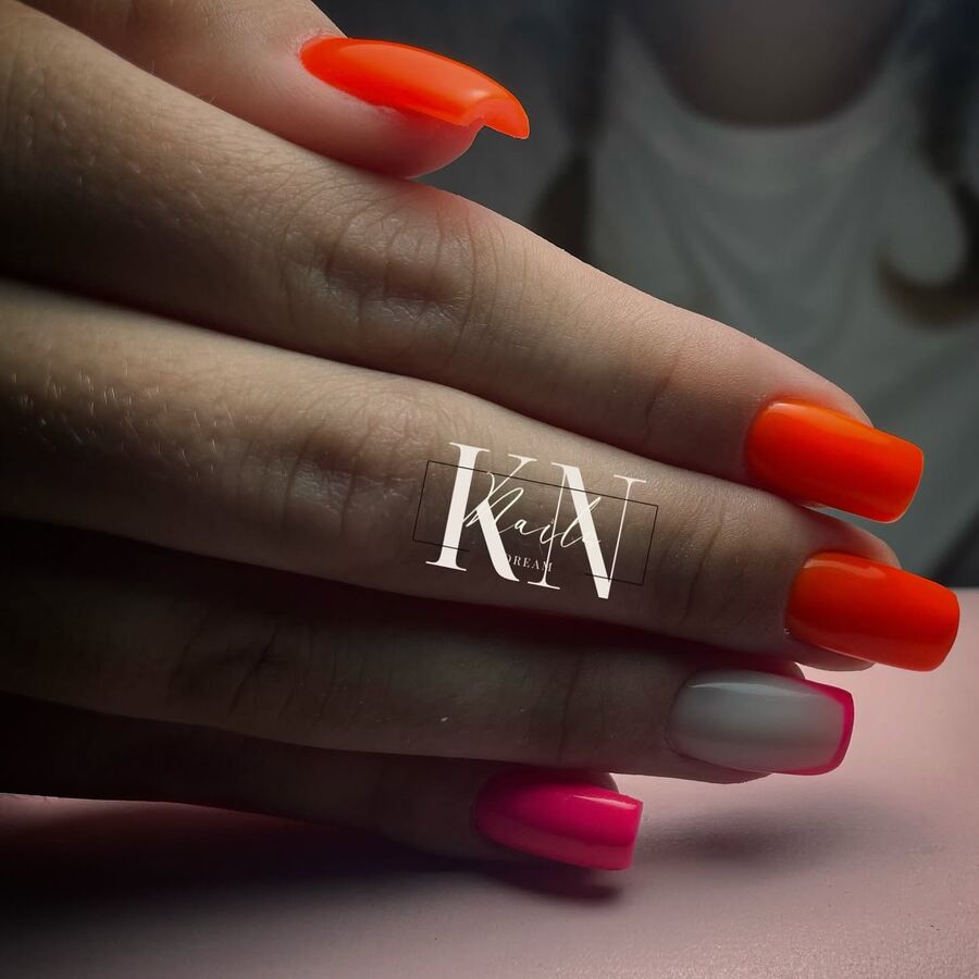 Neon narancs, pink és fehér rövid körmök – Kinga Nails saját munkája