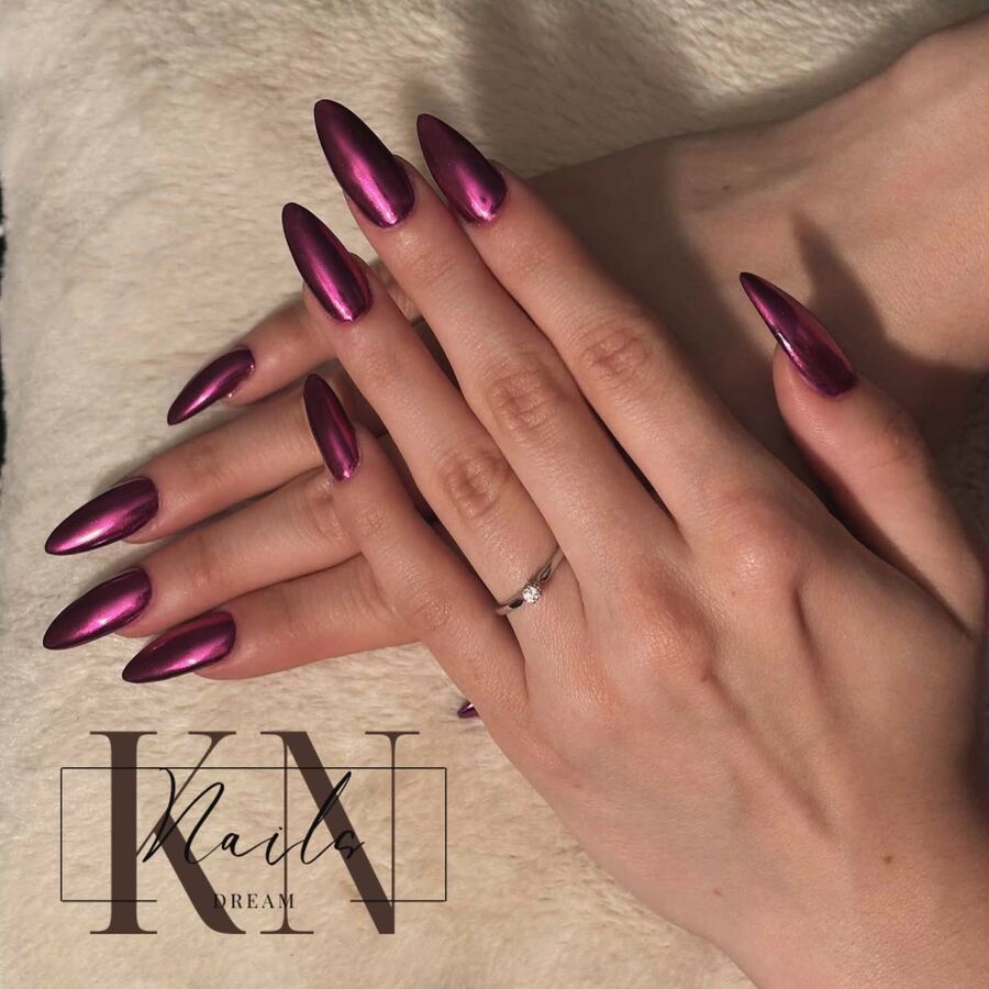 Magenta krómfényű hosszú mandula szett – Kinga Nails saját munkája